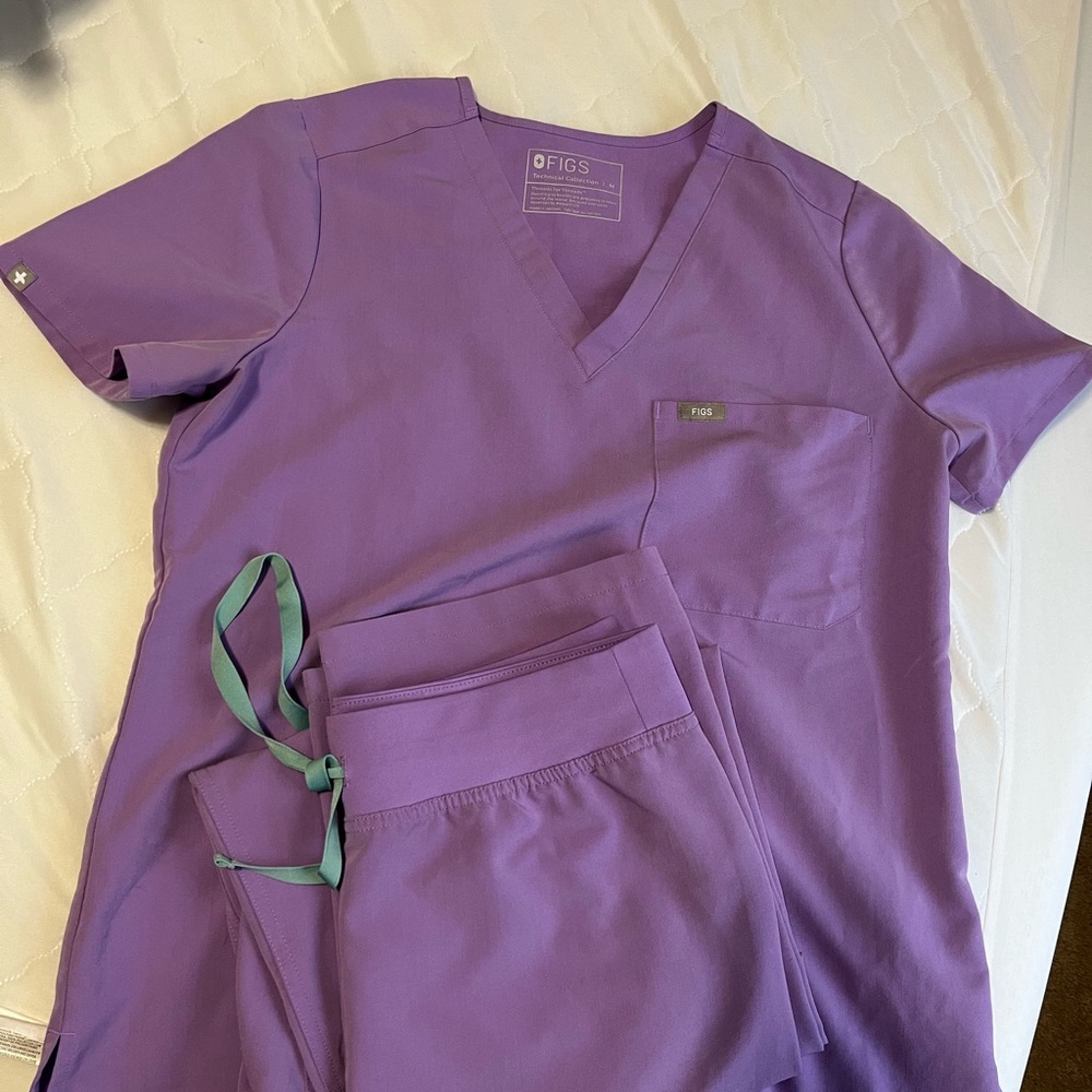 Wear figs scrubs! Size medium top and bottom. From smoke free home. Like new